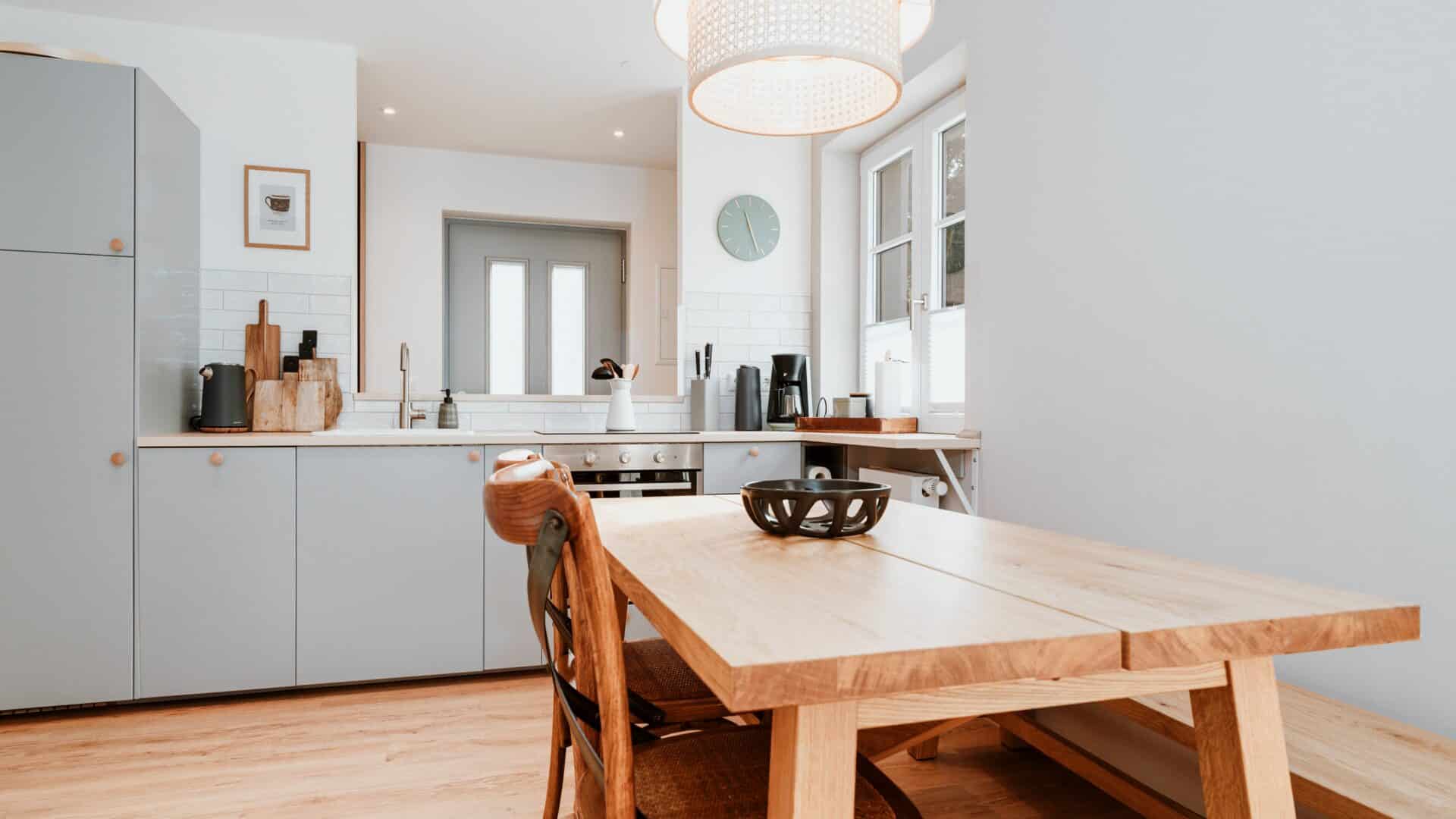 Küche mit großem Holz-Esstisch im Spreewaldhaus
