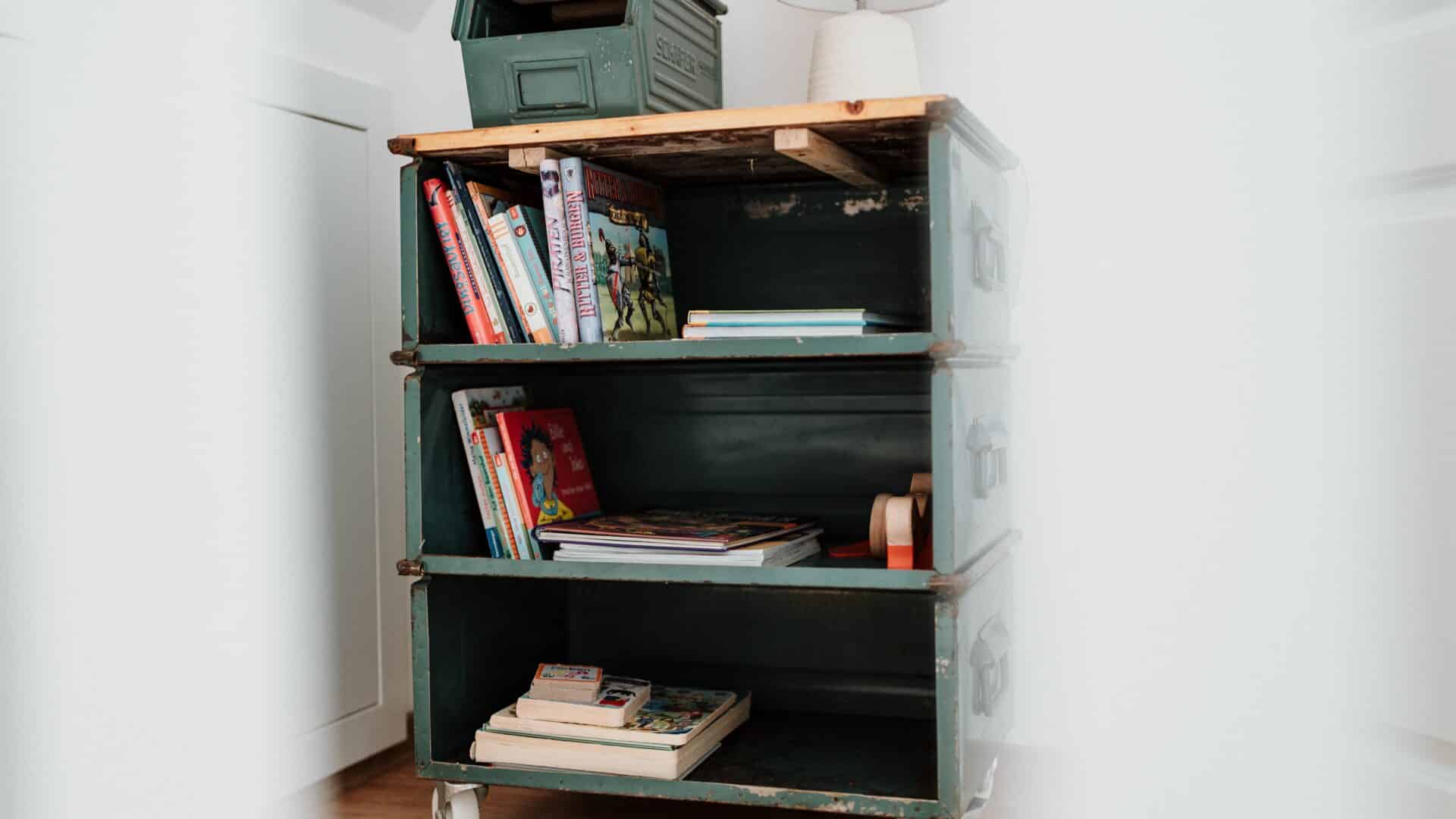 Detail: Container mit Kinderbüchern im Spreewaldhaus