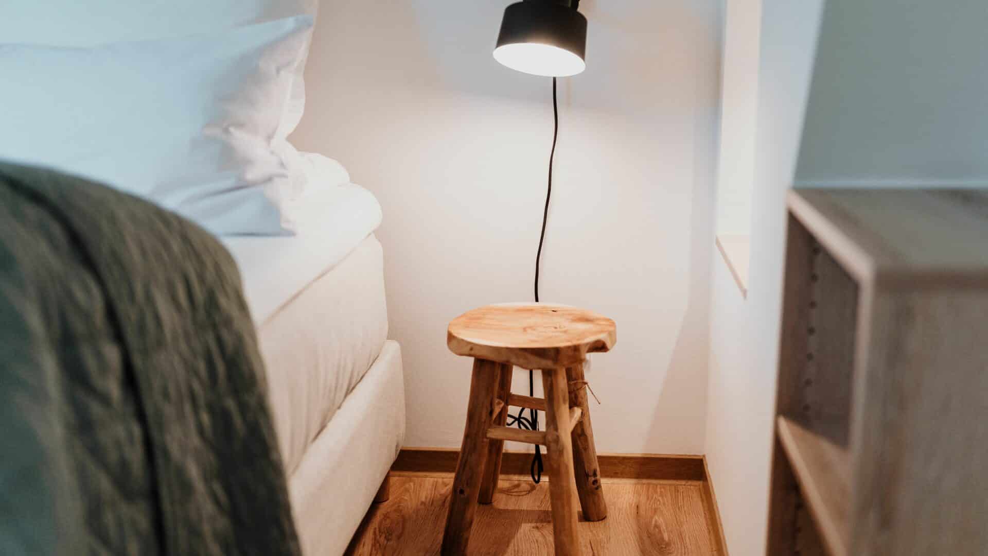 Hocker als Bett-Tischchen im Spreewaldhaus