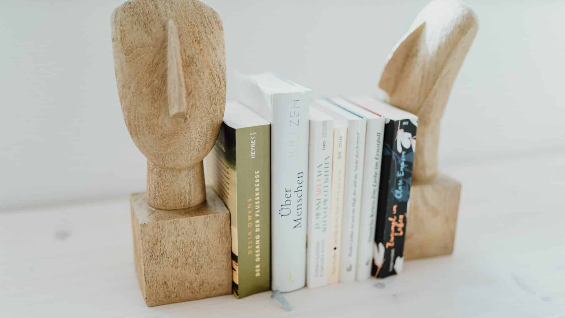 Detail: Bücher mit Stütze im Spreewaldhaus
