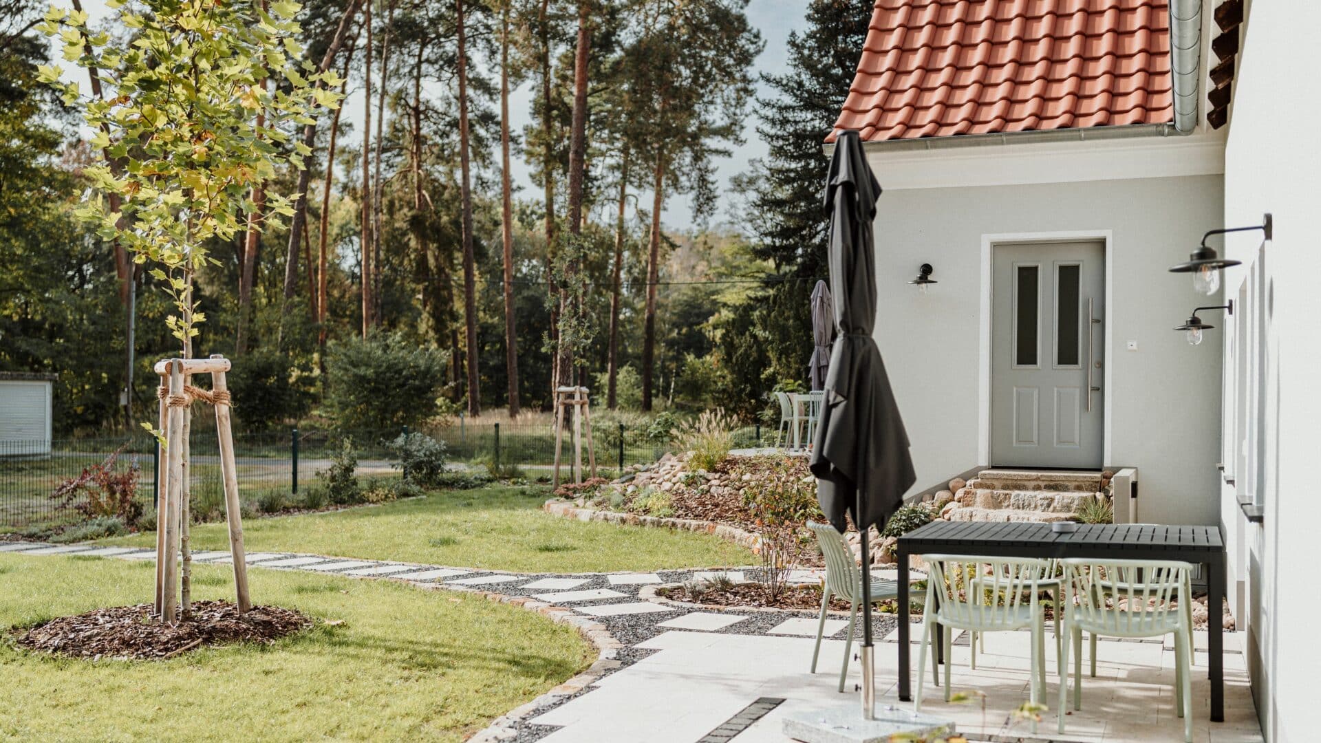 Terrasse mit Sitzplatz vor dem Stall im Spreewaldhaus