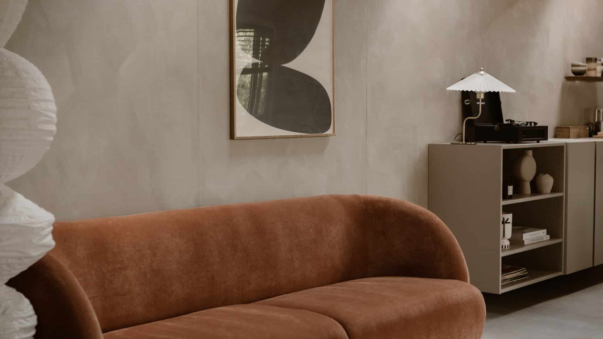 Sofa in der Wohnküche im Tiny Hotel