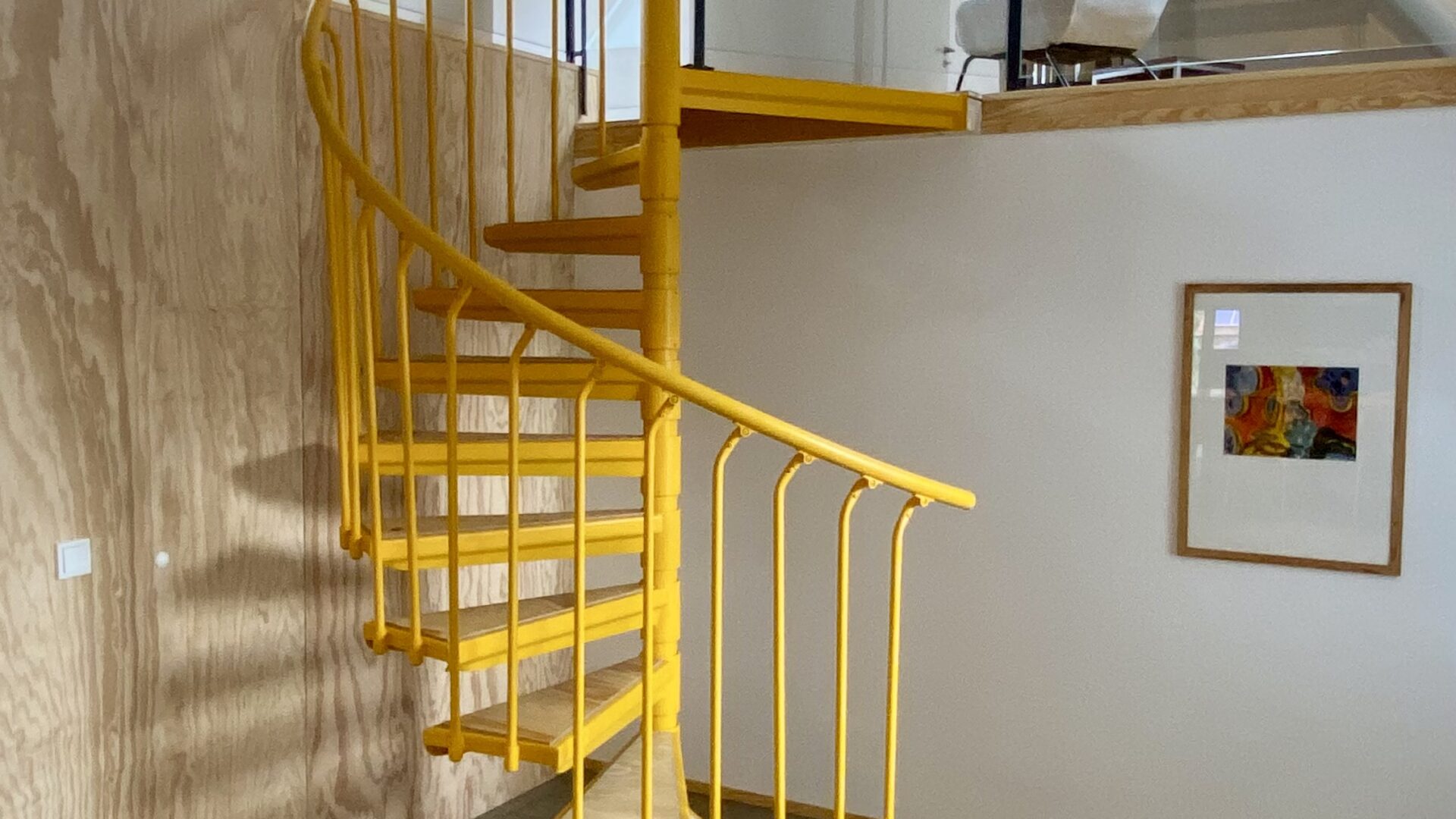 gelbe Wendeltreppe im Ulmenhof