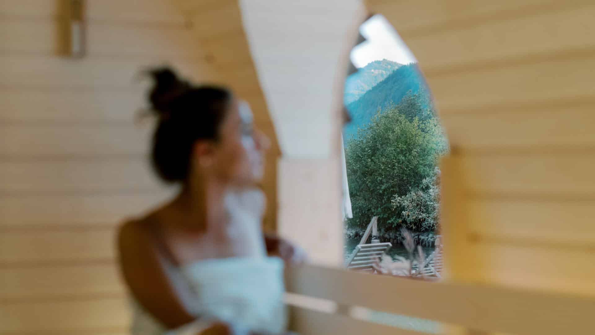 Gast blickt aus der Sana auf die Berge in der Villa Alma
