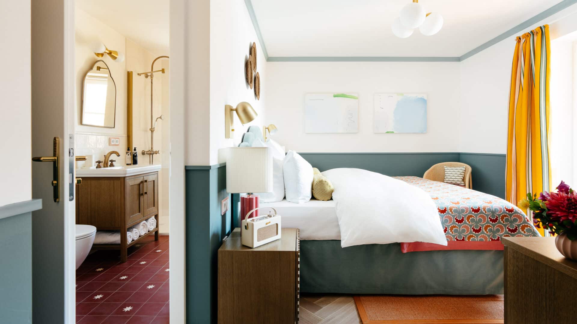 Doppelzimmer mit Bett und Bad in der Villa Alma