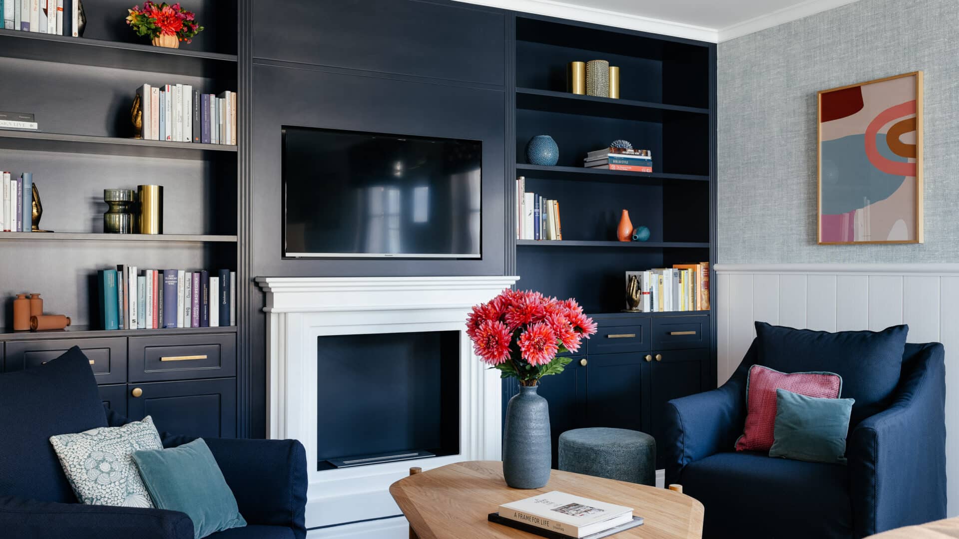 Lounge mit Kamin und Bibliothek