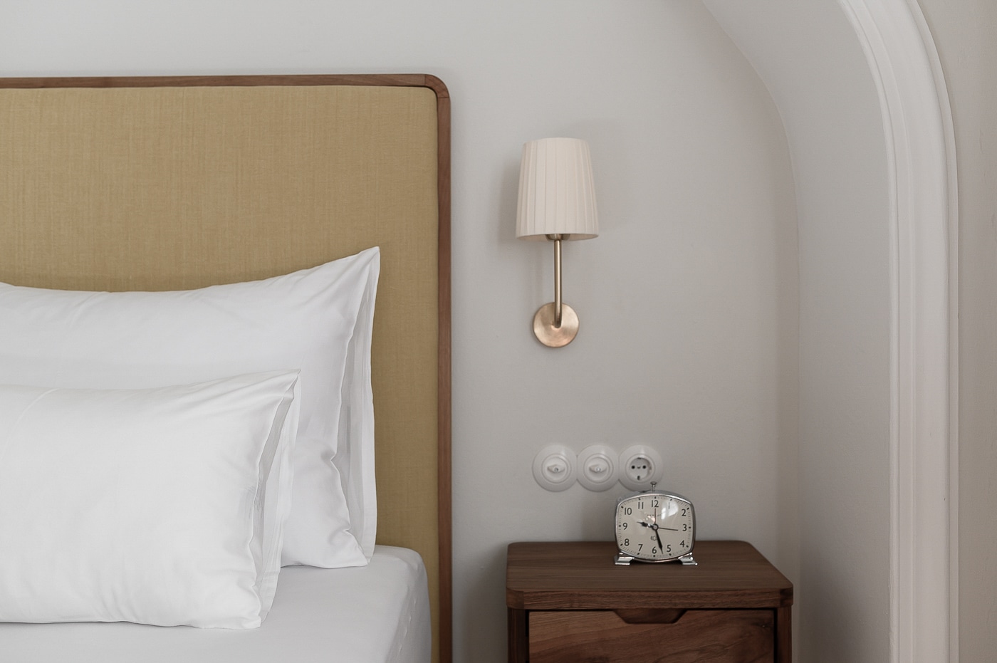 Bettseite mit Tischchen in der Villa Arnica