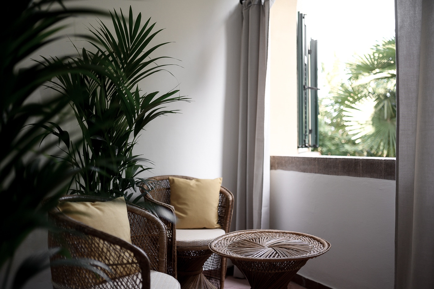 Balkon mit Palmen in der Villa Arnica