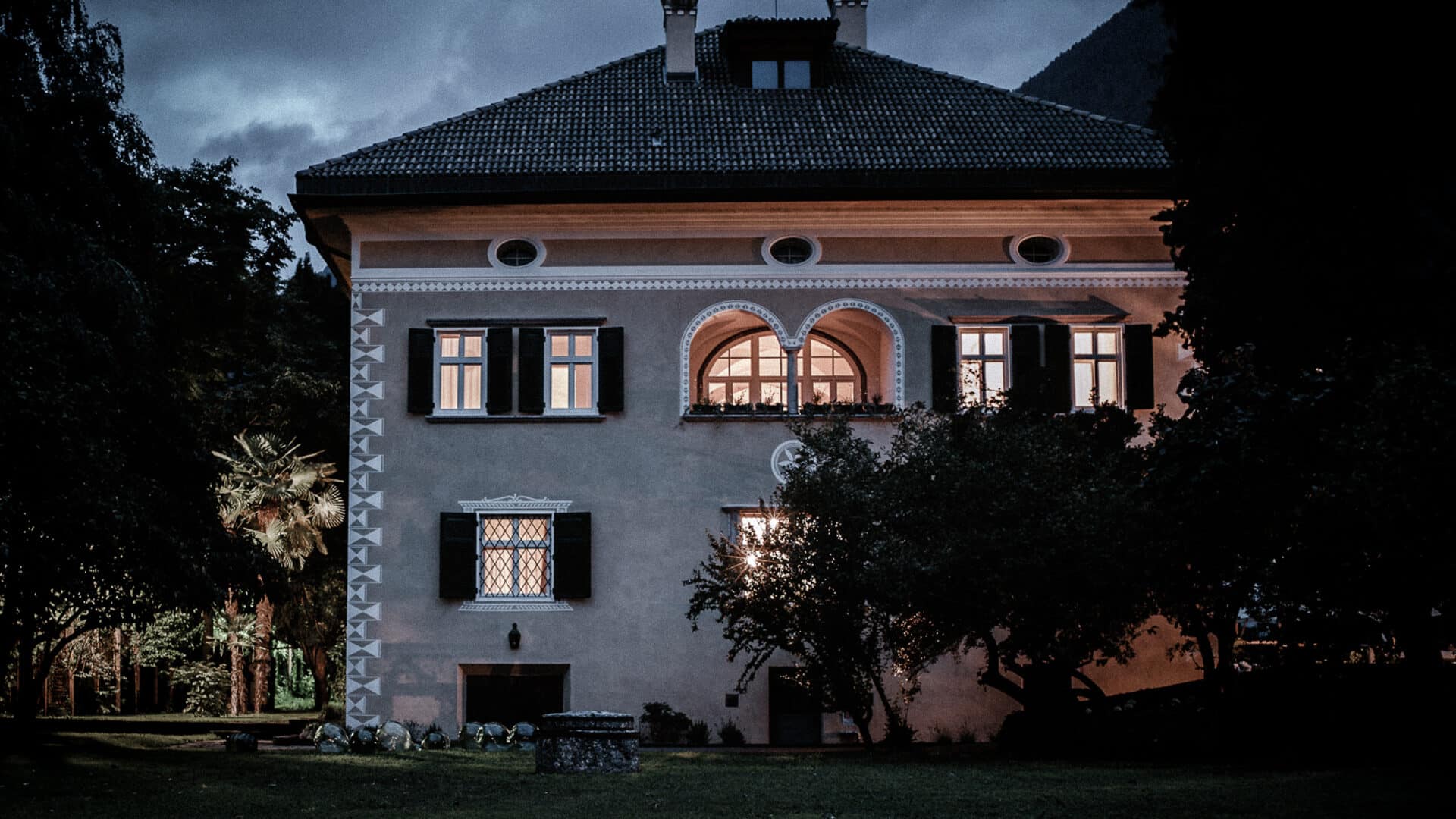 Villa Arnica beleuchtet in der Dämmerung
