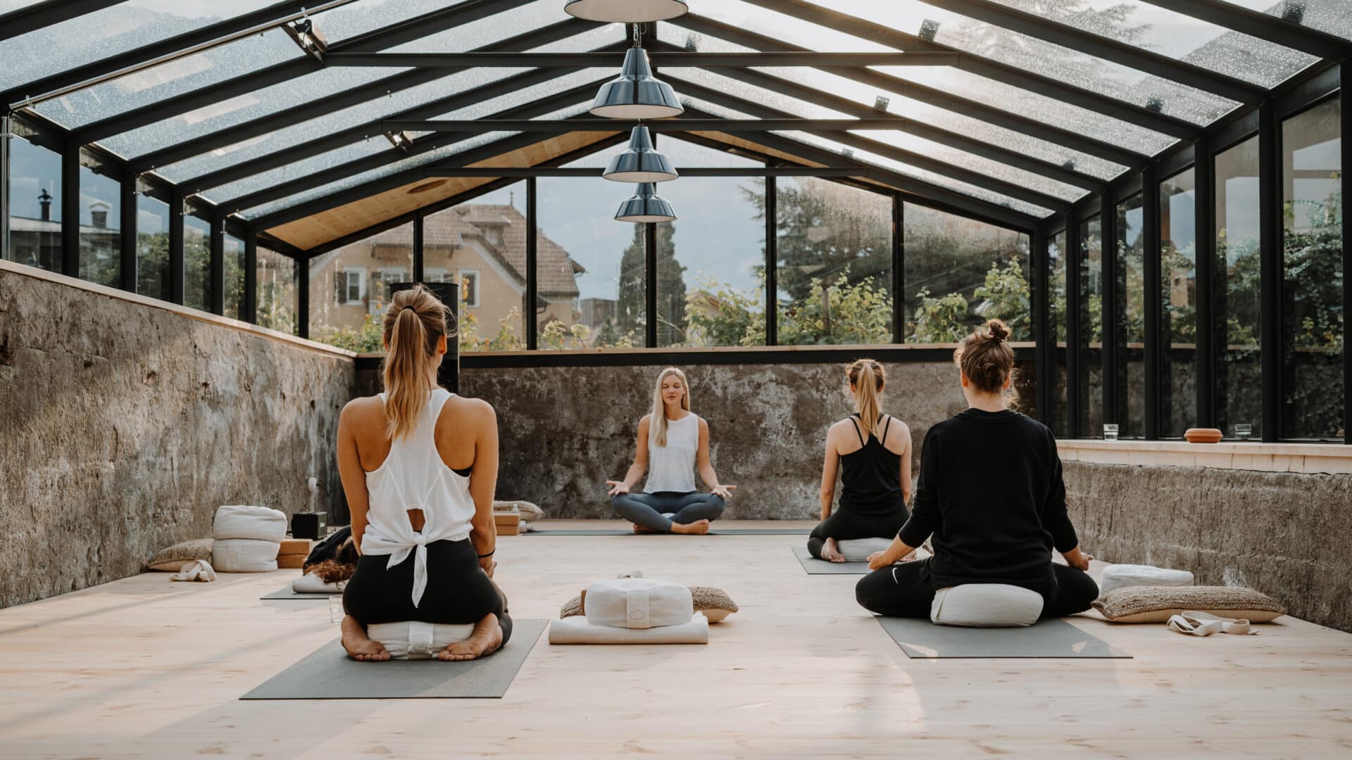 Yogaklasse im Gewächshaus in der Villa Arnica