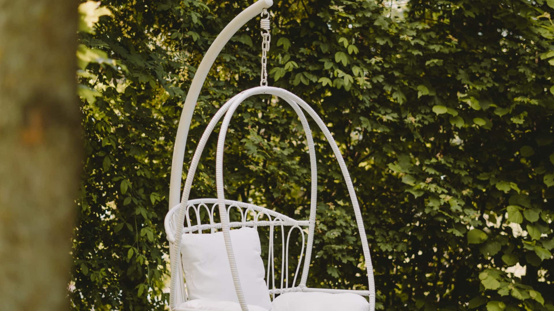 Schaukelstuhl im Garten der Villa Gloria