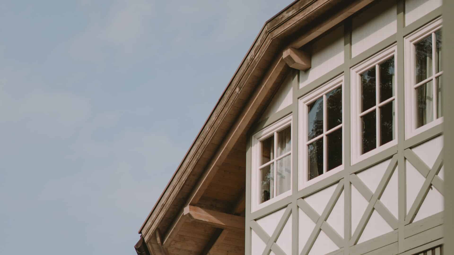 Detail: Fachwerkfassade und Dach der Villa Gloria