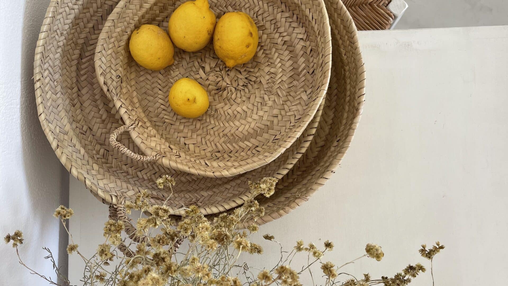 Detail: Körbe mit Obst in der Villa Zoé