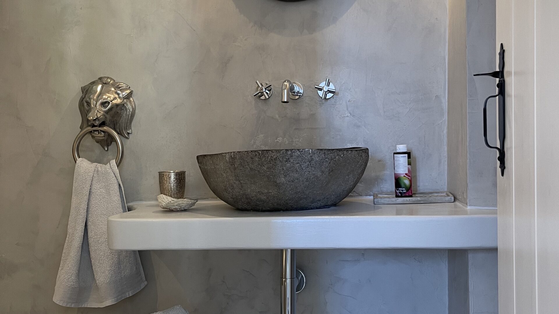 Waschbecken im Badezimmer der Villa Zoé