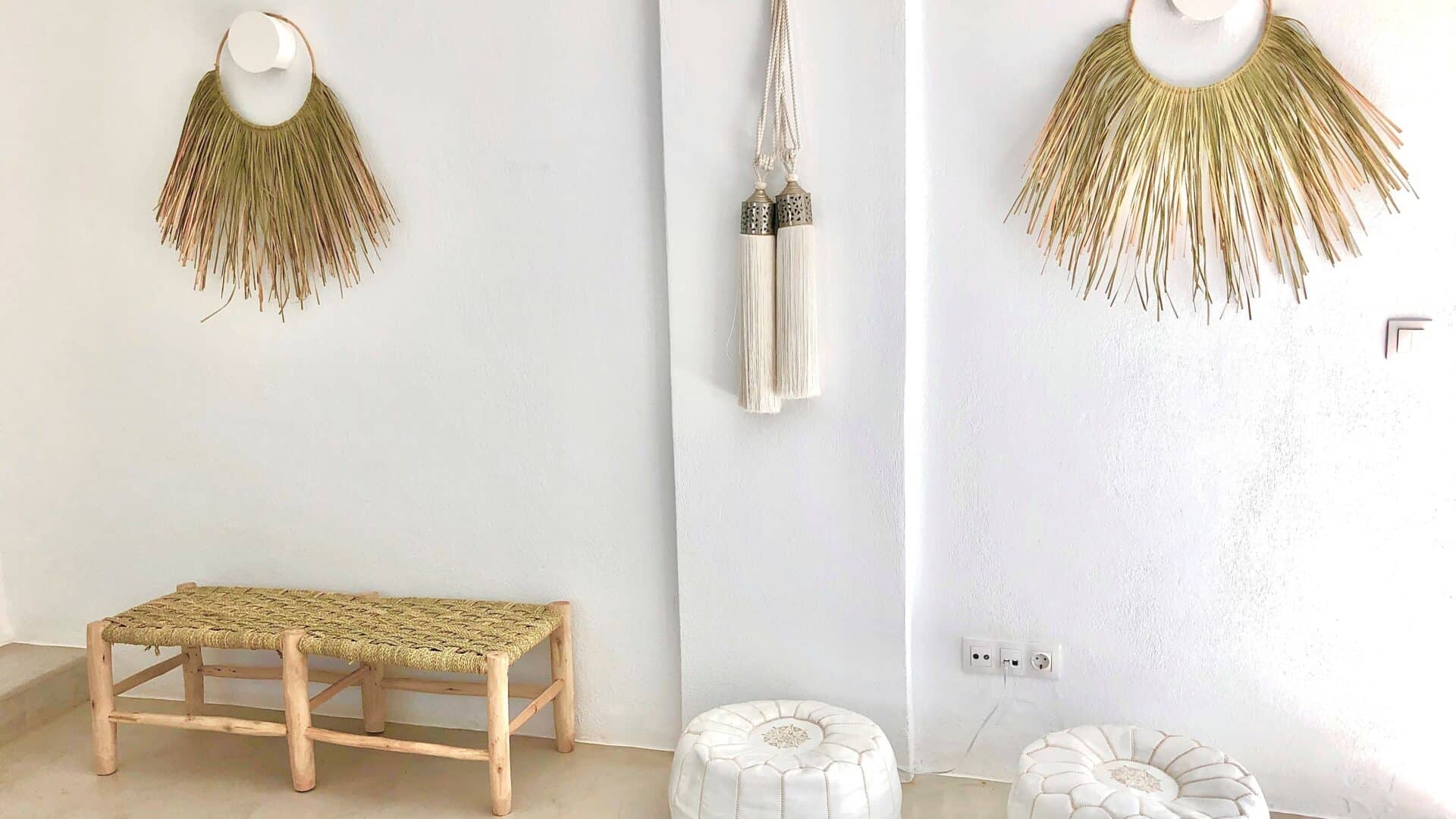 Zimmer mit Holzbank und Wandeko in der Villa Zoé