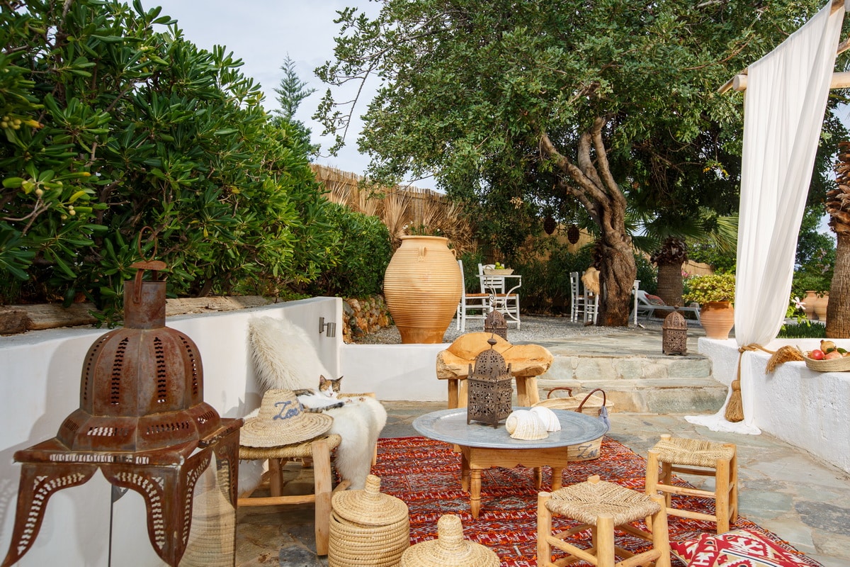 Terrasse mit Sitzgelegenheiten im Boho-Style, Villa Zoé