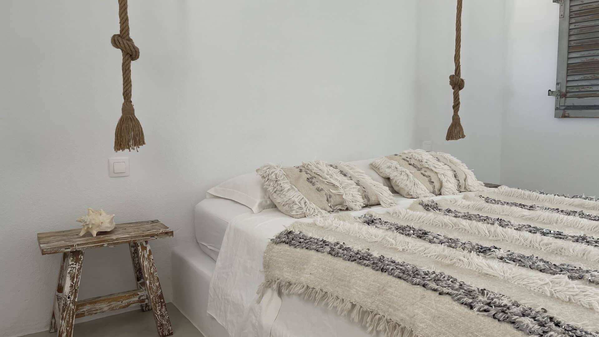Doppelbett im Schlafzimmer in der Villa Zoé