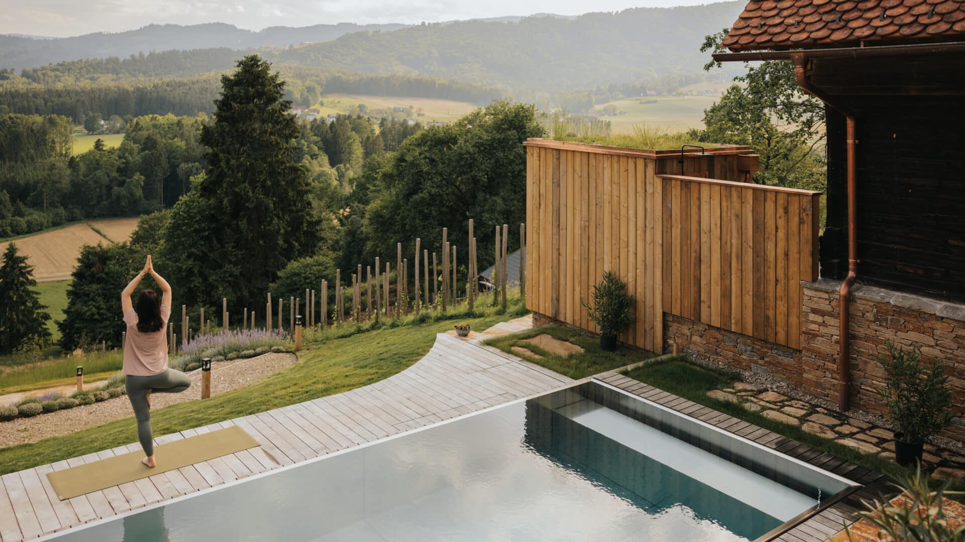 Pool mit Blick in das Tal, Am Wildbachberg