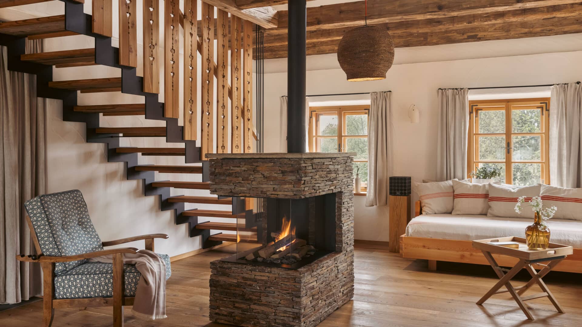 Wohnzimmer mit Treppe und Kamin, Am Wildbachberg
