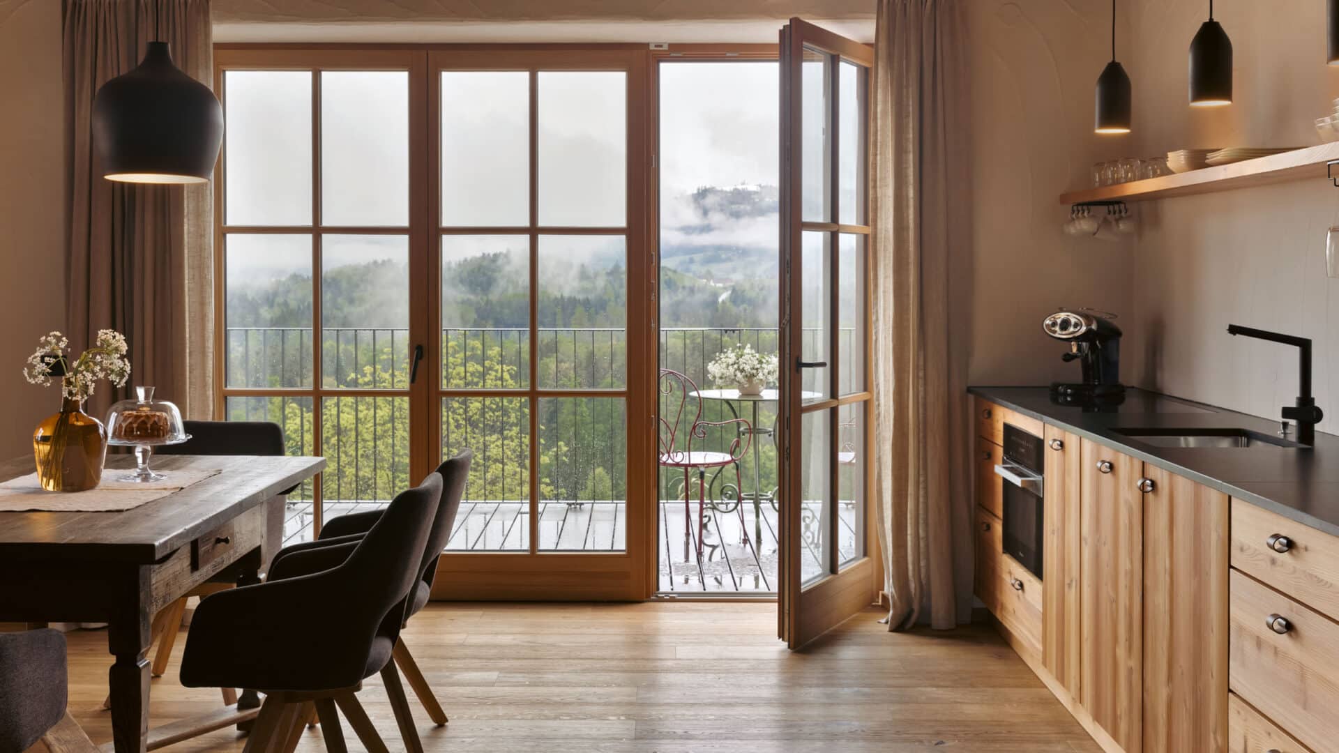 Wohnzimmer mit Tür zur Terrasse, am Wildbachberg