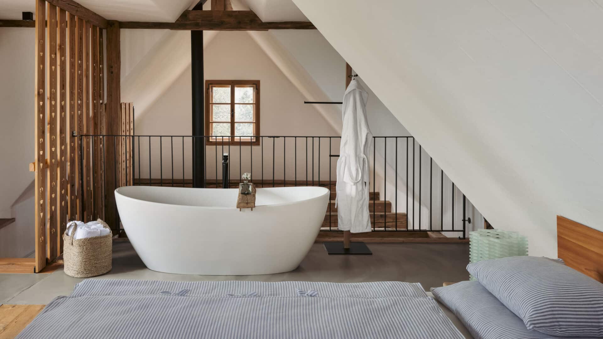 Badewanne auf Galerie, am Wildbachberg