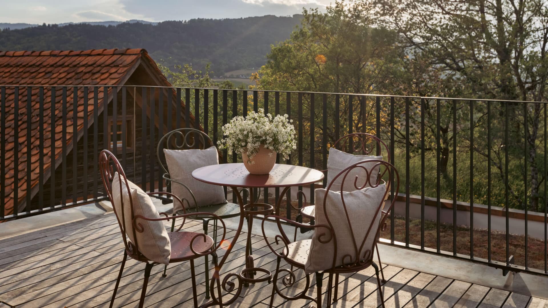 Tisch und 2 Stühle auf dem Balkon, am Wildbachberg