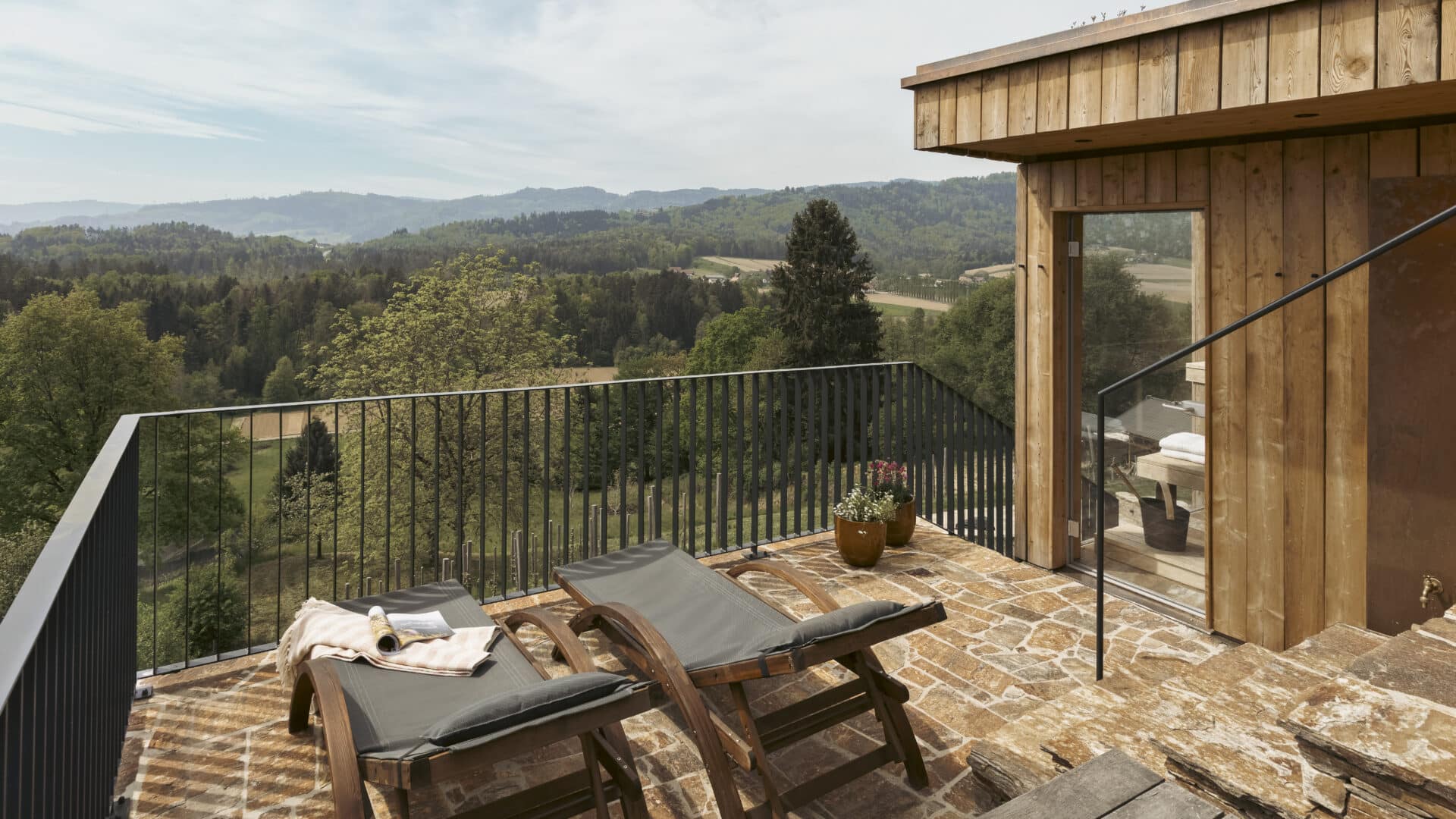 Balkon mit zwei Liegestühlen, am Wildbachberg
