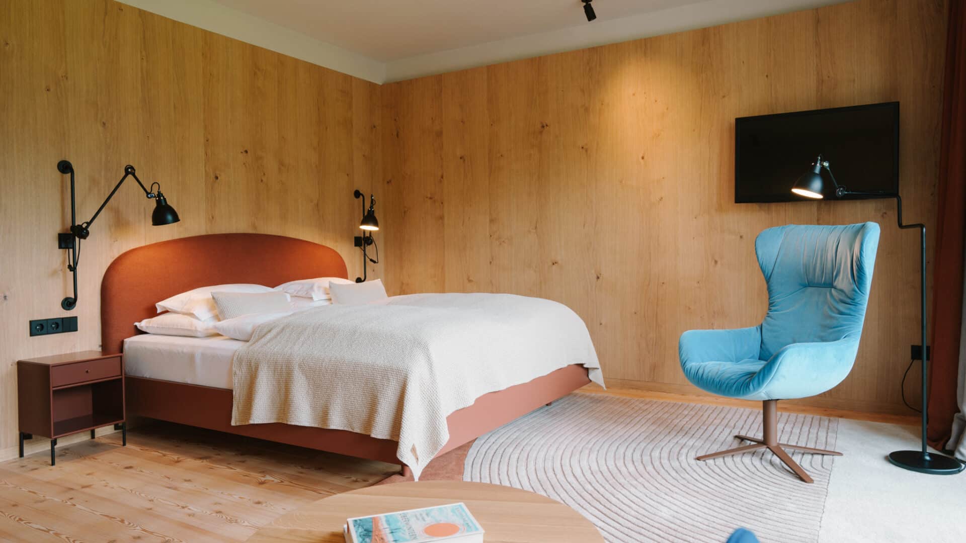 Zimmer mit Bett und Sessel im Daberer
